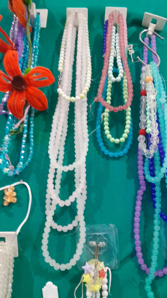 Collares de cuentas blancas, violetas, verdes y celestes