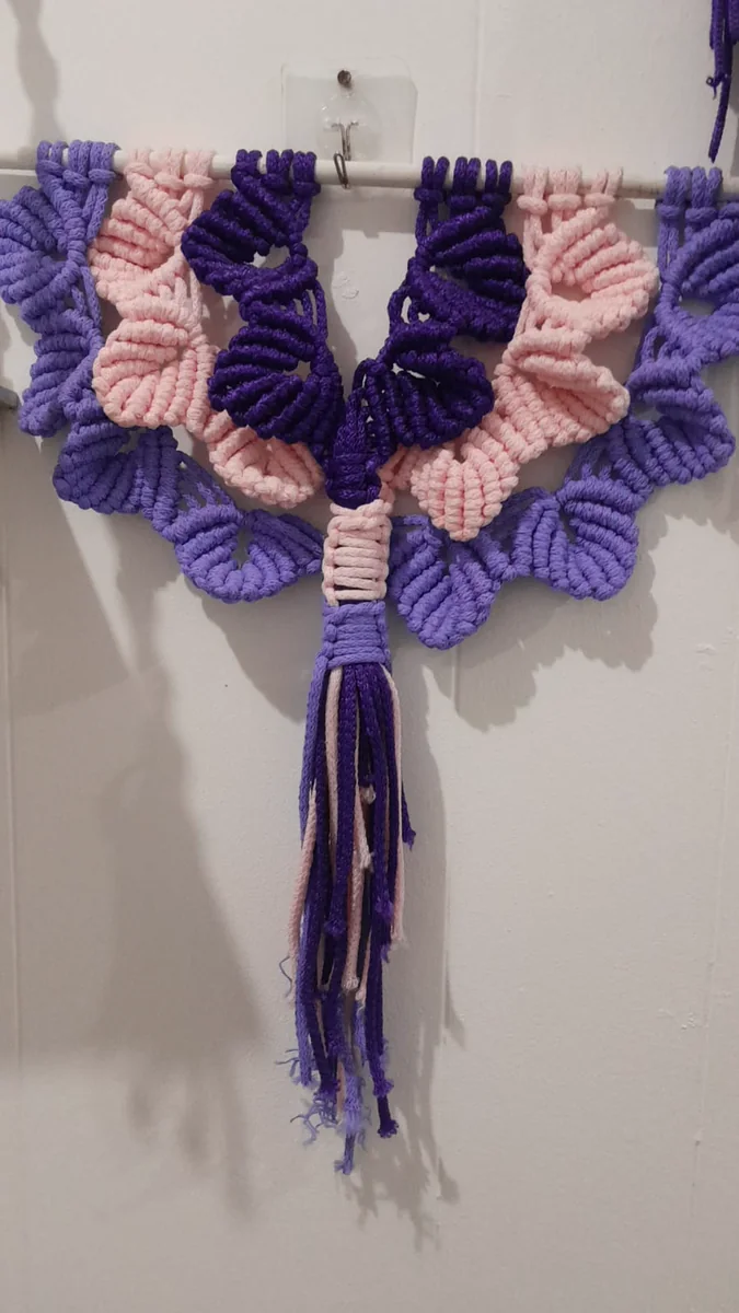 Frizo de macramé rosado y violeta