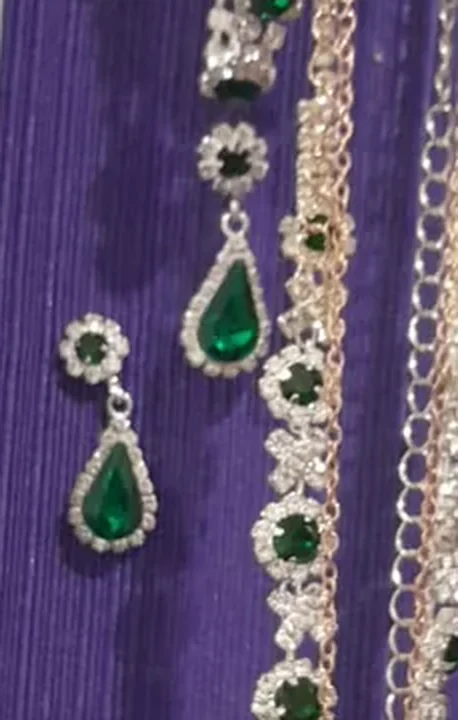 Collar y aros verde esmeralda engarzados en strass